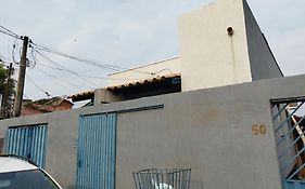 Casa kitnet Próx da Rodoviária c/ suite e ar condicionado entrada individual . Geladeira e cozinha básica. Garagem pra carro.